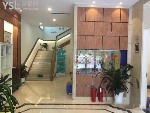 恒美口腔二樓拐角處