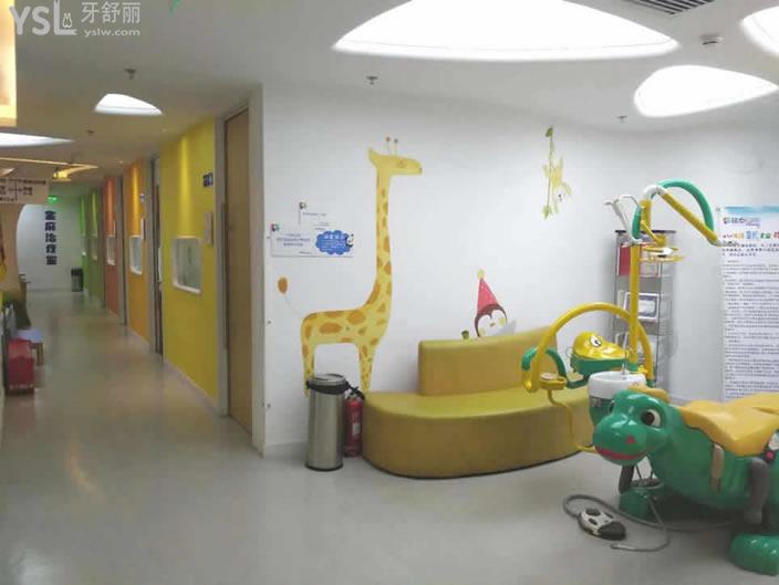 北京瑞泰口腔醫(yī)院兒童休息區(qū)