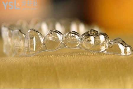 牙齒矯正費用是多方面因素決定的：