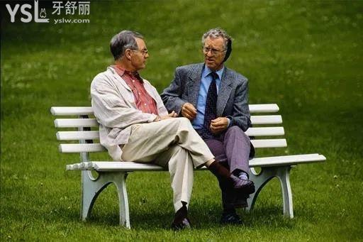 Branemark布倫馬克（左一）與戈斯塔·拉森先生（右一）