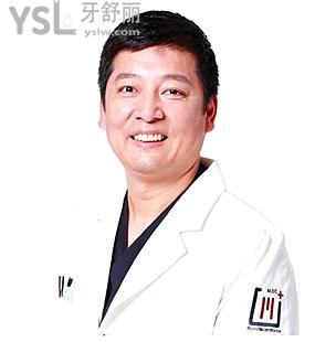 上海種植牙多少錢一顆明細爆光 深受當?shù)厝诵刨嚨姆N植牙醫(yī)生非這六家口腔醫(yī)院莫屬.jpg