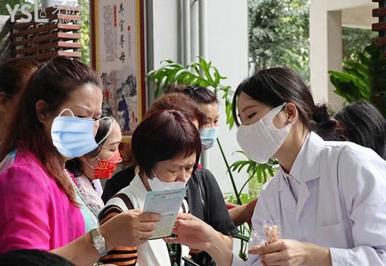 嶺南牙科醫(yī)院“愛牙醫(yī)療扶助”行動，給老年人普及口腔知識，有沒有姐妹拉著爸媽去的？