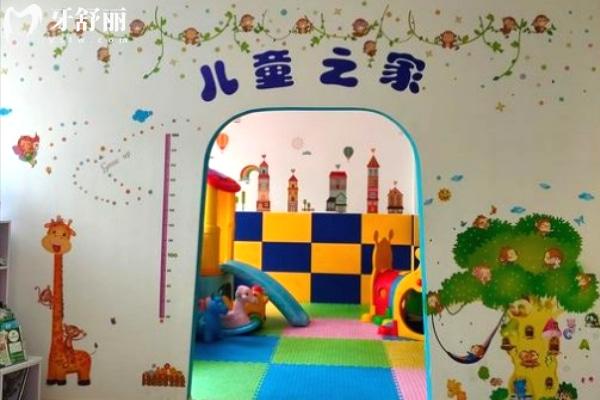 保山德康口腔醫(yī)院兒科候診游樂(lè)區(qū)