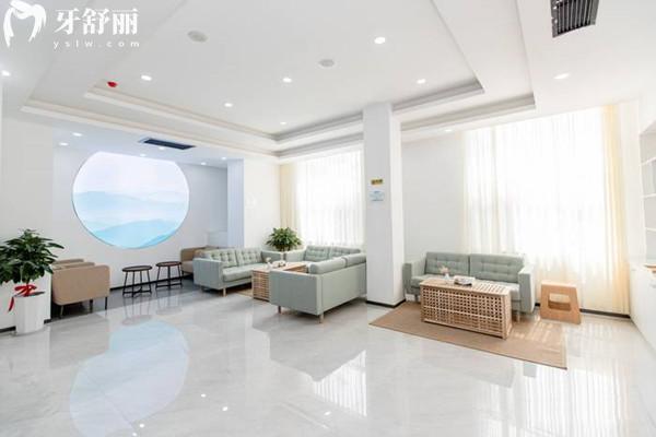 青島維樂(lè)口腔候診區(qū)