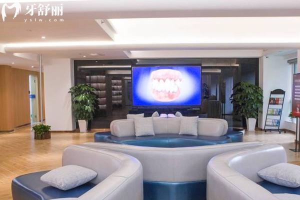 成都極光口腔醫(yī)院休息區(qū)