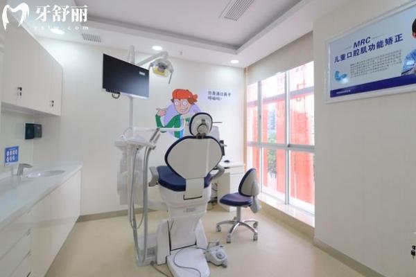 貴陽(yáng)拜爾口腔醫(yī)院治療室