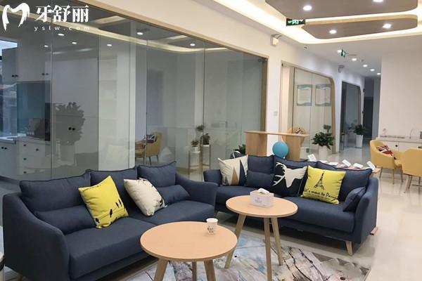 成都青羊高德口腔門診部休息區(qū)