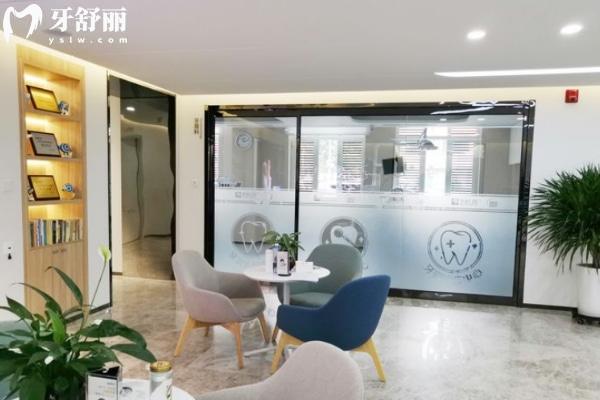 2025濟(jì)南弗萊堡口腔醫(yī)院收費價格表 種植牙3680+矯正6800+補(bǔ)牙158+美白680+