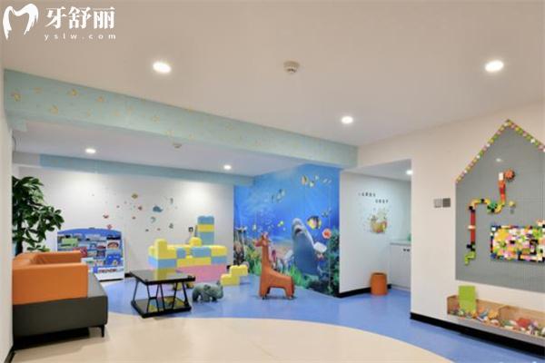 太原雅貝鑫口腔門診部兒童候診游樂區(qū)