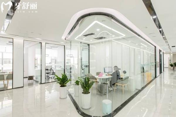 青島維樂口腔醫(yī)院走廊