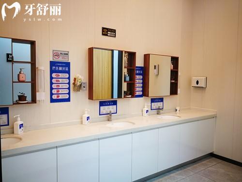 正恩口腔收費(fèi)價(jià)目表:2025新版顯示種植體2480+正畸7800+補(bǔ)牙99+鑲牙580+