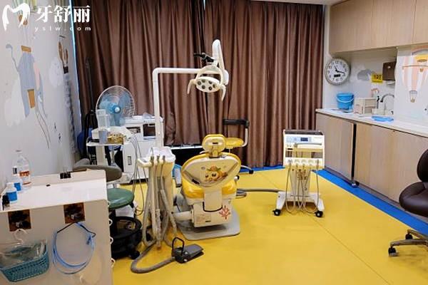 廈門登特口腔收費貴嗎 看過價格表可知種植牙1580+牙齒矯正9999+補牙99+不貴