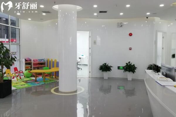 上海維佳康口腔門(mén)診是正規(guī)的,而且醫(yī)生經(jīng)驗(yàn)充足,種牙矯正收費(fèi)透明還實(shí)惠