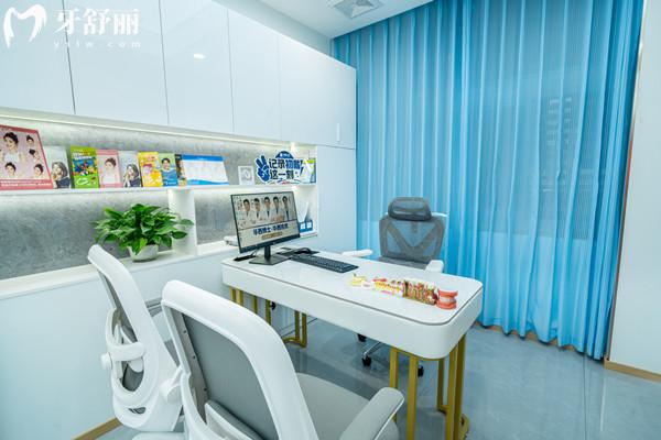 榮縣啟辰口腔門診部面診室