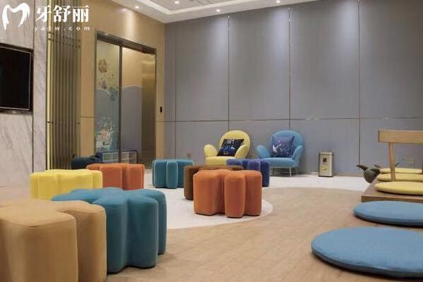 昆明美奧口腔醫(yī)院地址聯(lián)盟路與萬宏路交匯處萬宏嘉園可電話預(yù)約,正規(guī)二級資質(zhì)技術(shù)可信