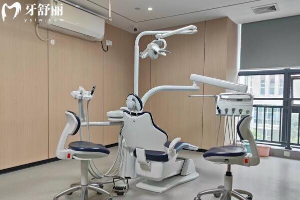 佛山中泰口腔醫(yī)院地址在南海區(qū)獅山鎮(zhèn)羅村街,營(yíng)業(yè)時(shí)間8:00-20:00撥打電話提前預(yù)約