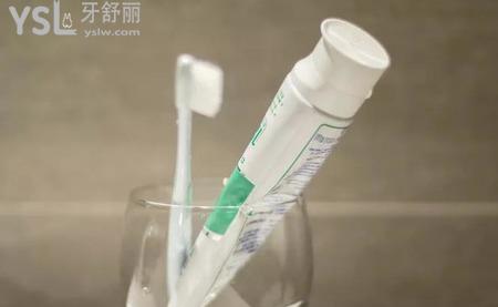 為什么牙刷下面變黑？