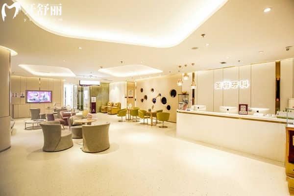 重慶華美口腔牙齒矯正怎么樣?醫(yī)生審美在線+技術(shù)口碑炸裂+正畸價(jià)格親